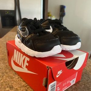 Infant Nike tennis shoes black and white